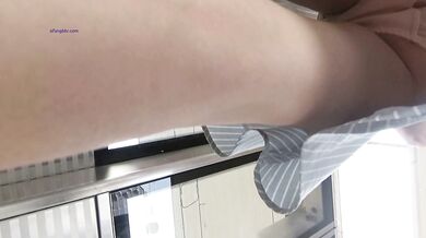 【最新极品抄底】成都地铁医院抄底惊现无内长腿美女 各式内内让人喷血 幻想扒下推到啪啪 (4)